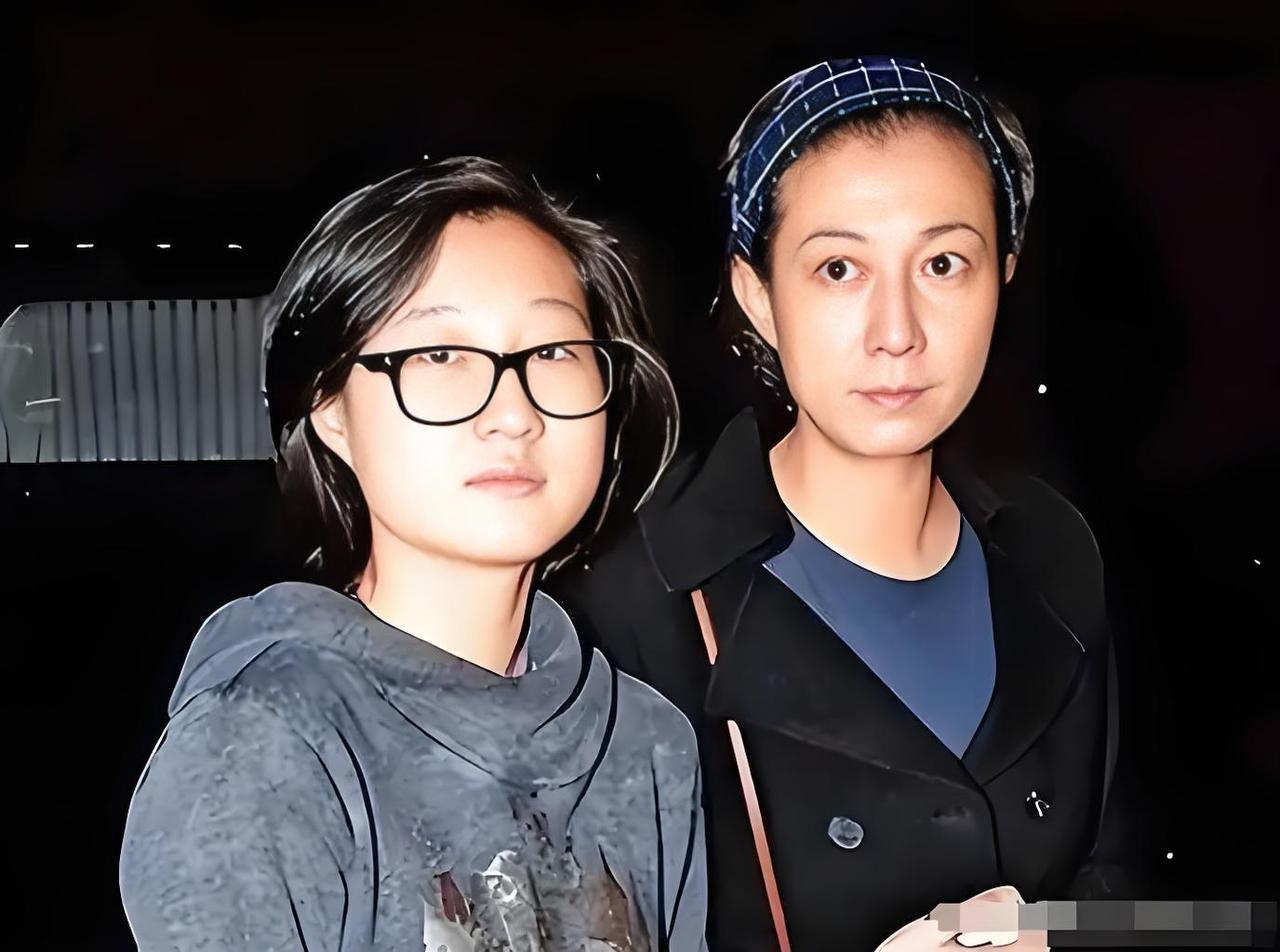 “小龙女”吴卓林的努力最终还是赢得了成龙的认可，2025年，71岁的成龙为了她第