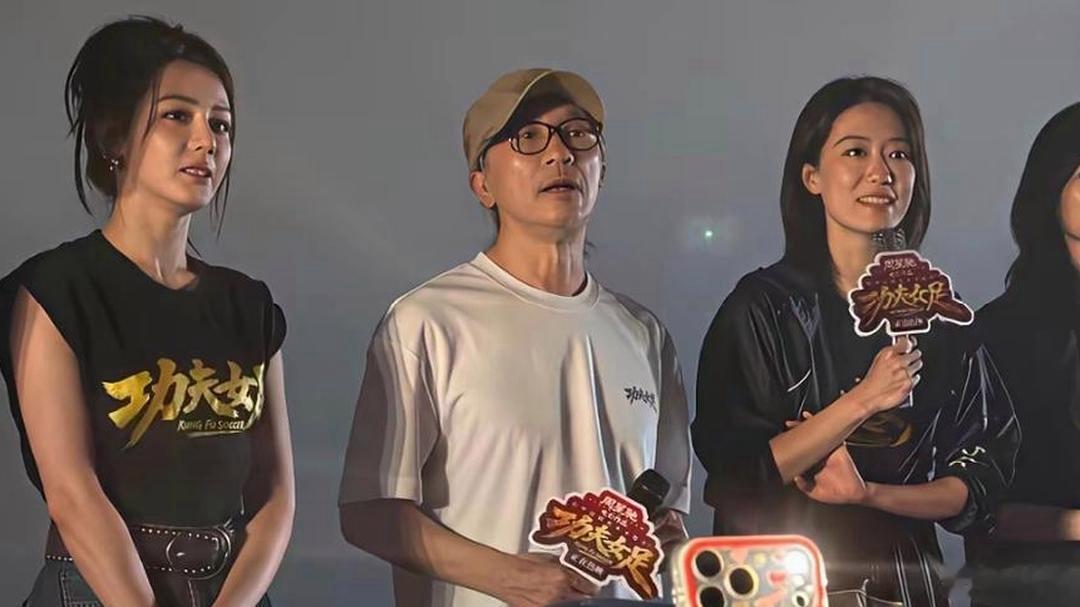 票房好不好，看主演的表情就知道了吧？功夫女足迪丽热巴周星驰的表情根本控制不住！ 