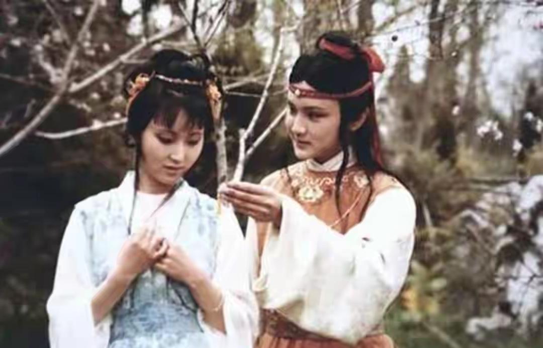 贾宝玉究竟有多爱林黛玉？一个极少有人发现的细节说明了一切
 
这个藏在字里行间的