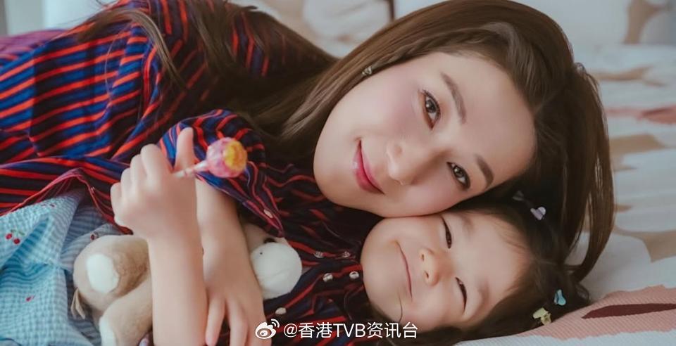 钟嘉欣（Linda）与脊医老公Jeremy婚后育有三名子女，一家五口幸福温馨。钟