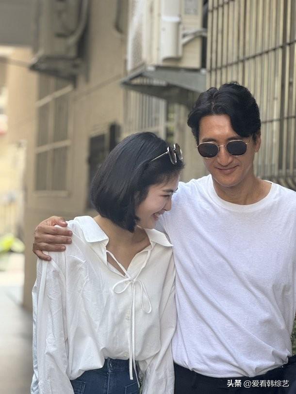 6日，演员申贤俊在Instagram上传了多张照片。照片中，申贤俊身着休闲装，与