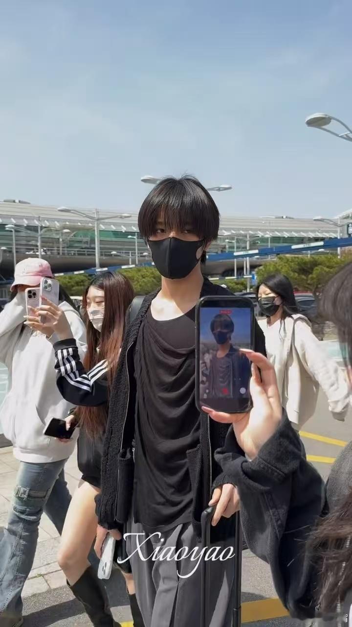 时代峰峻现身韩国 救命！时代峰峻的弟弟们终于抵达韩国，一路平安，期待他们在韩国的