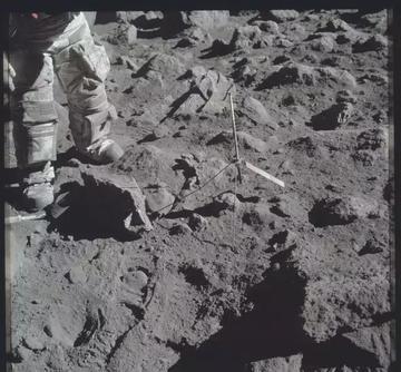 月球上遍地是土，却没人敢随便挖一锹。为什么？因为那层4米厚的月壤，压根不是普通泥