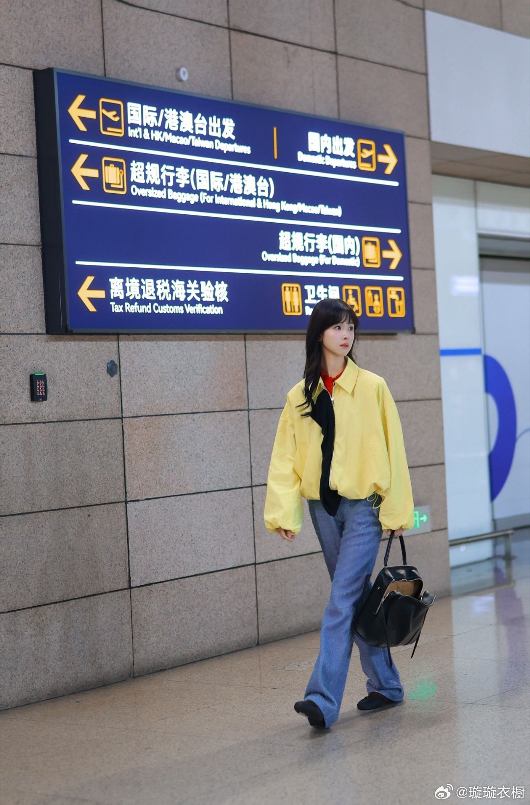 陈都灵鹅黄衬衫撞色红领结，像把春日阳光披在肩头，步履生风间，机场成了她的T台秀场