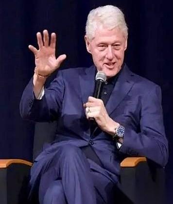 美国前总统克林顿曾给美国人泼过一盆透心凉的冷水：趁现在赶紧跟中国搞好关系，等人家