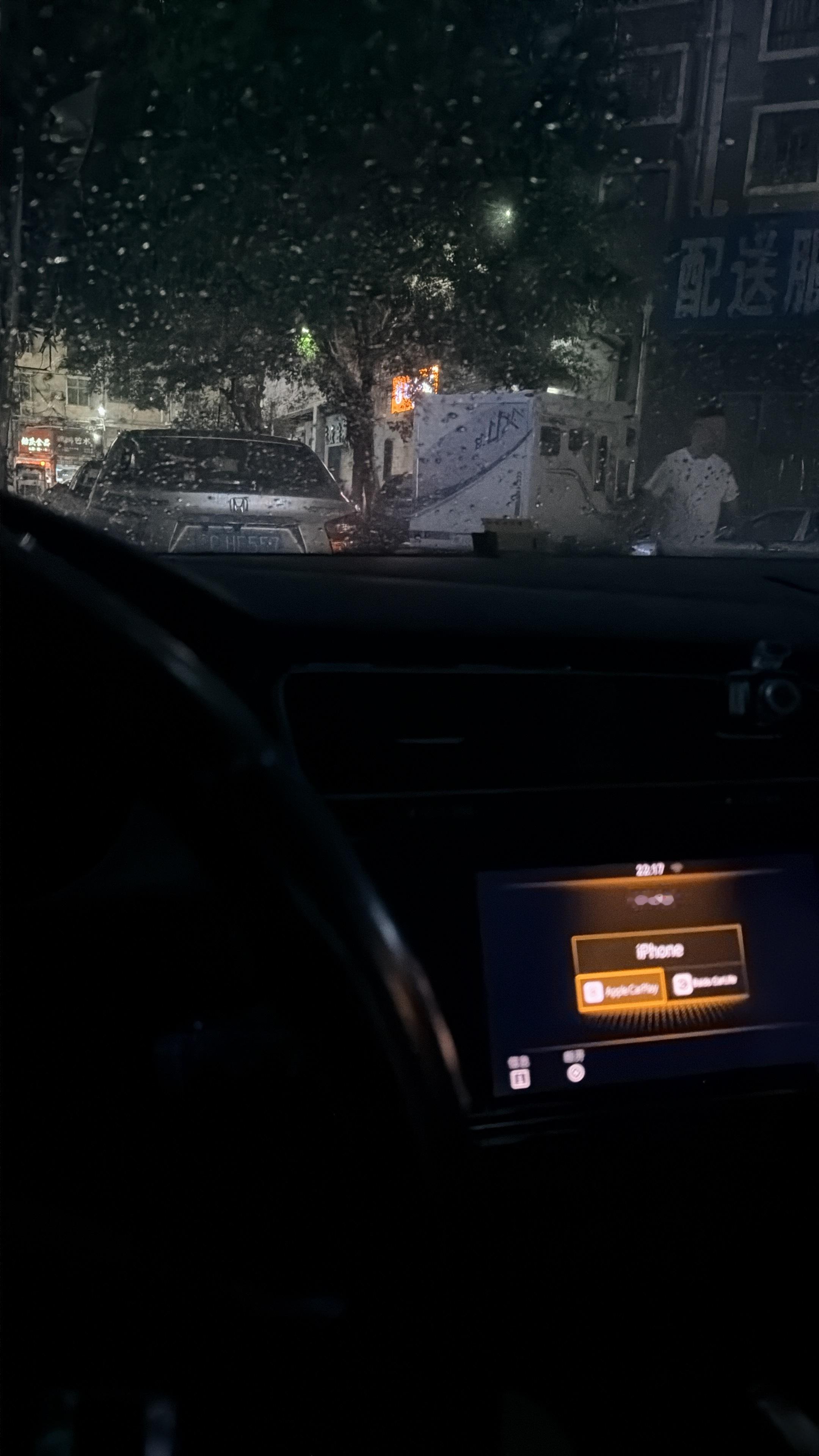 下雨天开车是真的舒服 