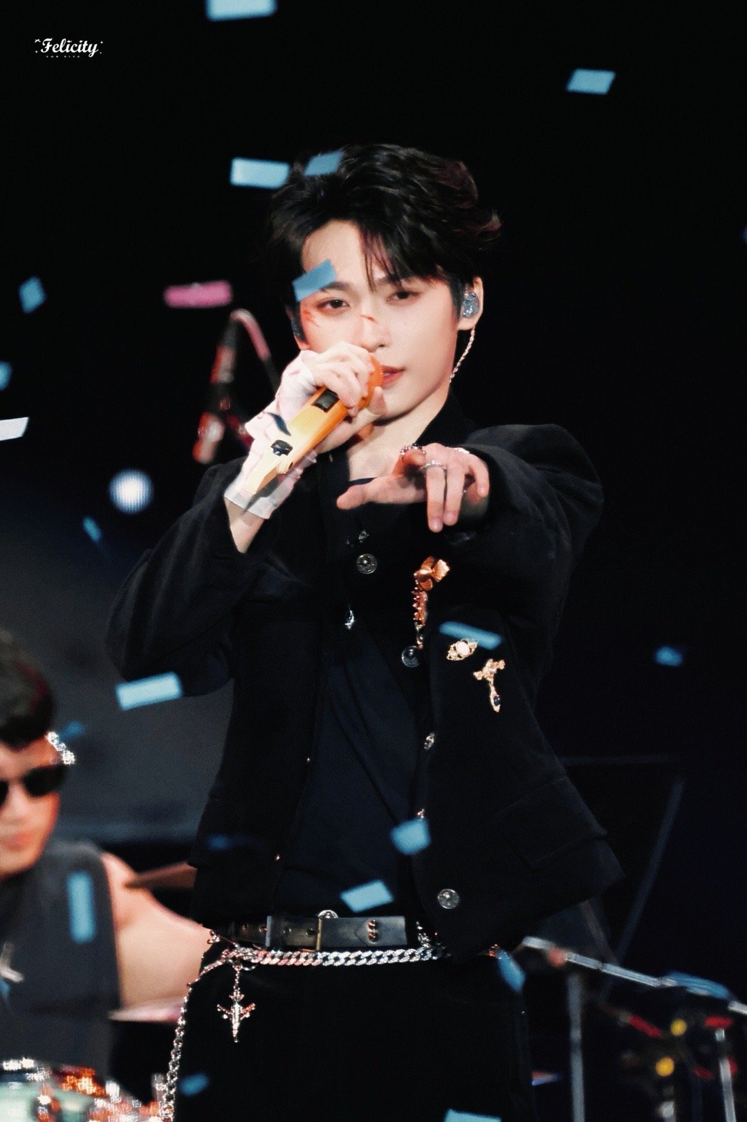 🔮 “我的世界是黑暗的 自我遇见了你 对世界充满了热爱”