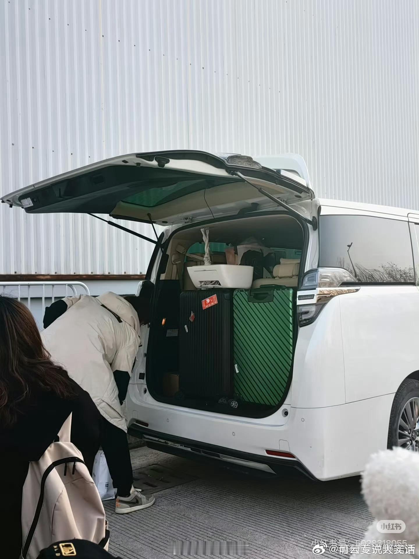 才看到任嘉伦进组《凤凰台上》剧组的时候还自带打印机，剧本现写现打现拍就这样还把分