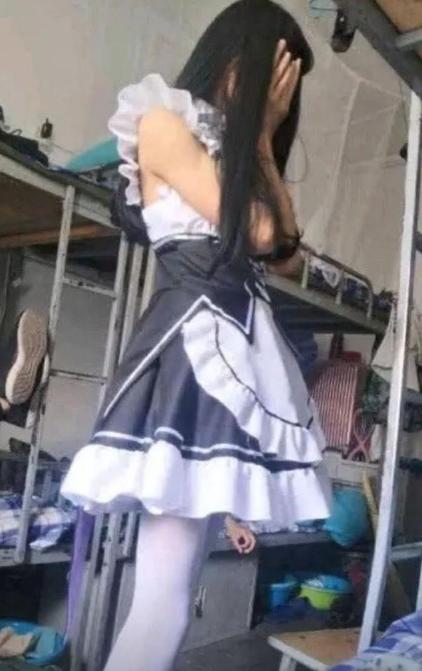 宿舍里本来全是糙老爷们，某天舍友偷偷整了一身女仆装。躲在床位角落捂着脸不好意思见