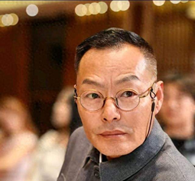 55岁龙套演员王新昉倒在西安出租屋，9年配角路，终于走到了头