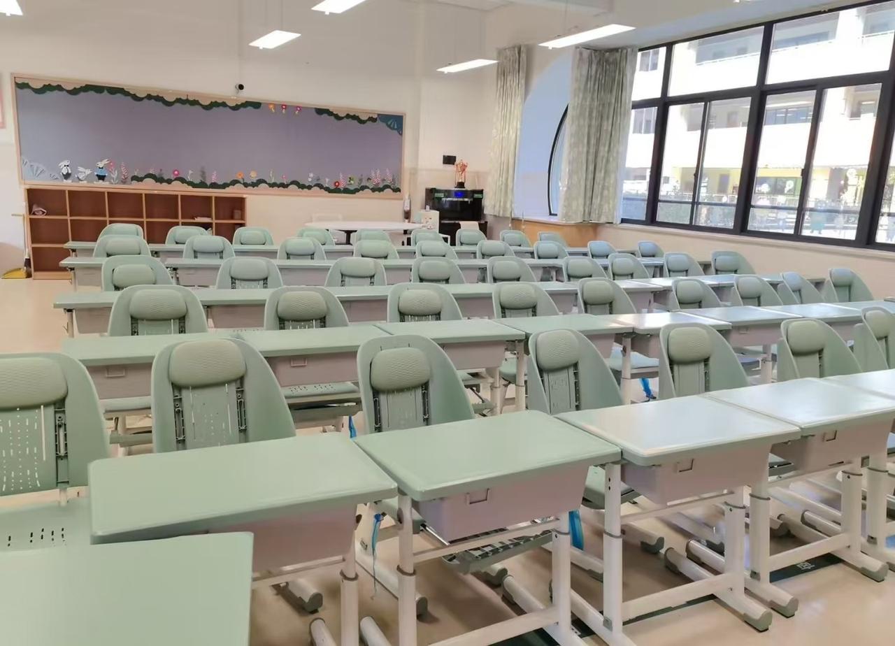 连身边孩子的刚需都没解决好，却号召家长捐款捐躺椅去帮助别人。
善良从来没错，但凡