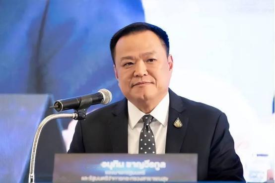 9月18日泰国新政府拟采取措施稳定泰铢汇率。
 
泰铢最近涨疯了，都飙到四年最高