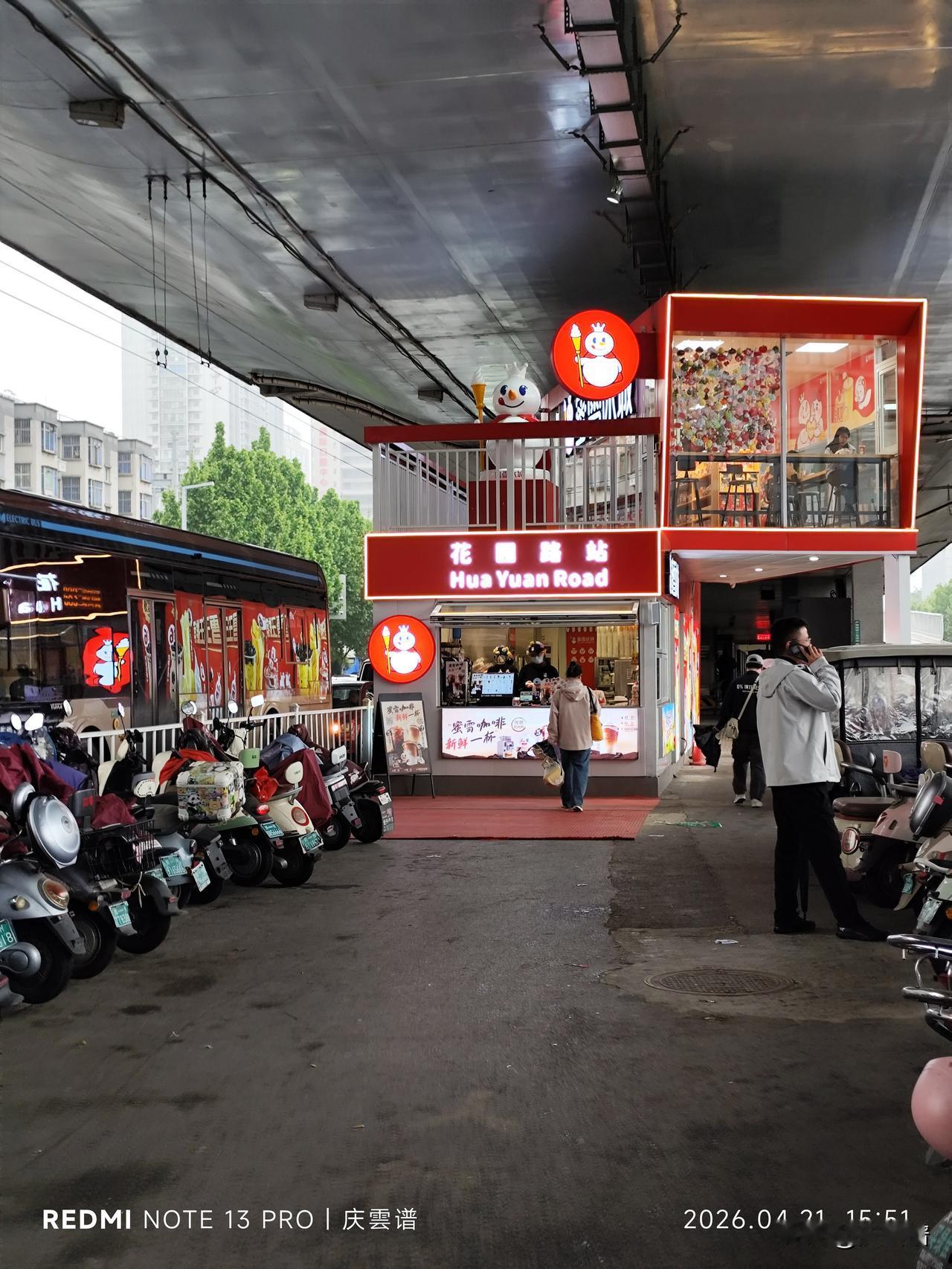 都说有瑞幸的地方必有雪王，这一神话差点被破，说的就是郑州花园路与农业路交叉口的雪