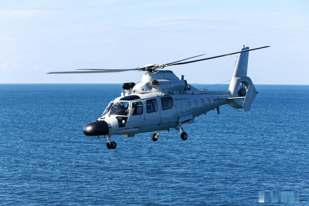 Z-9F、Z-9D在885青海湖船进行昼夜起降训练 
