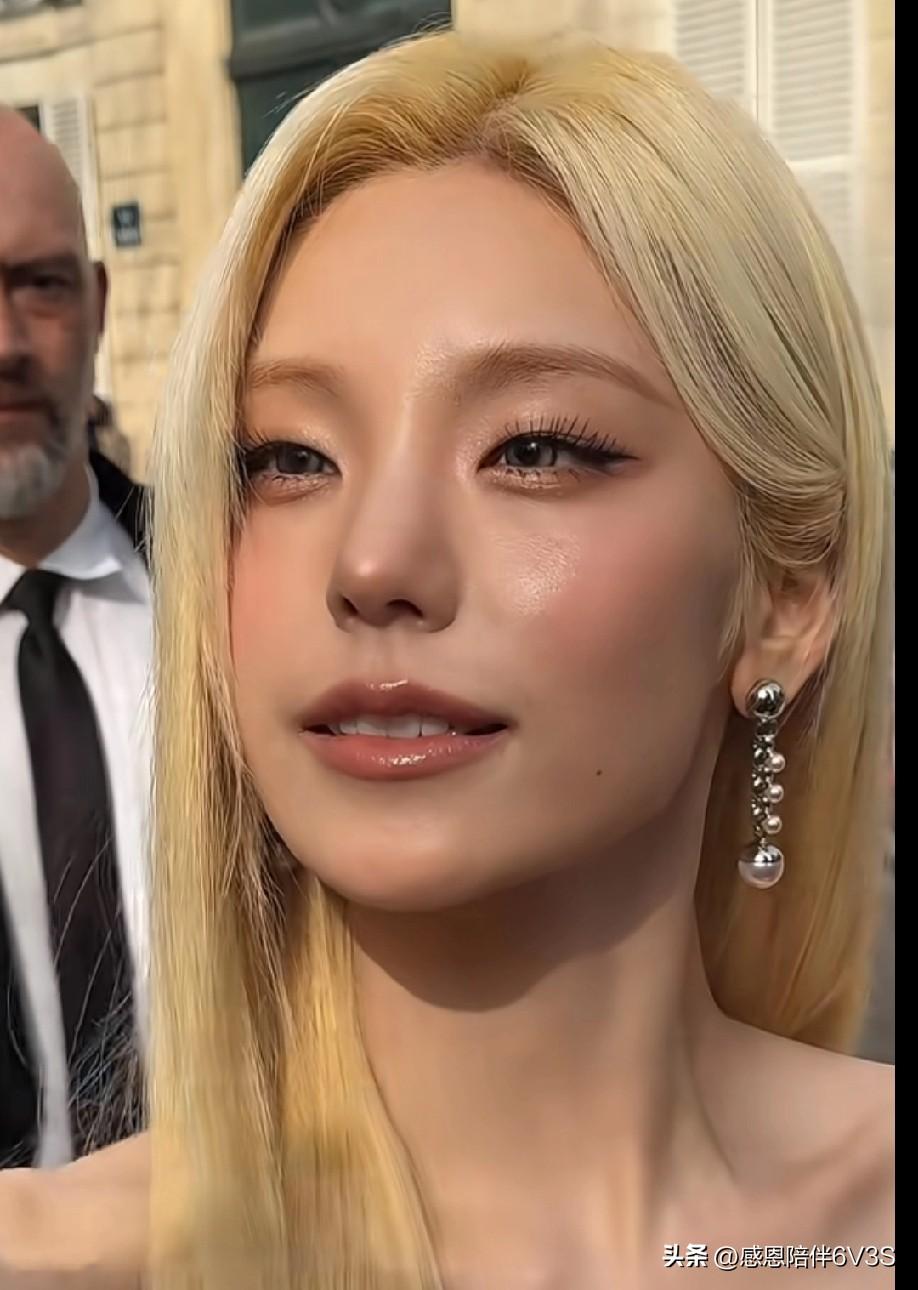 哎一古，每次刷到黄礼志都忍不住盯她脸看，那个皮肉紧实度真的绝了！知道人家是天生的