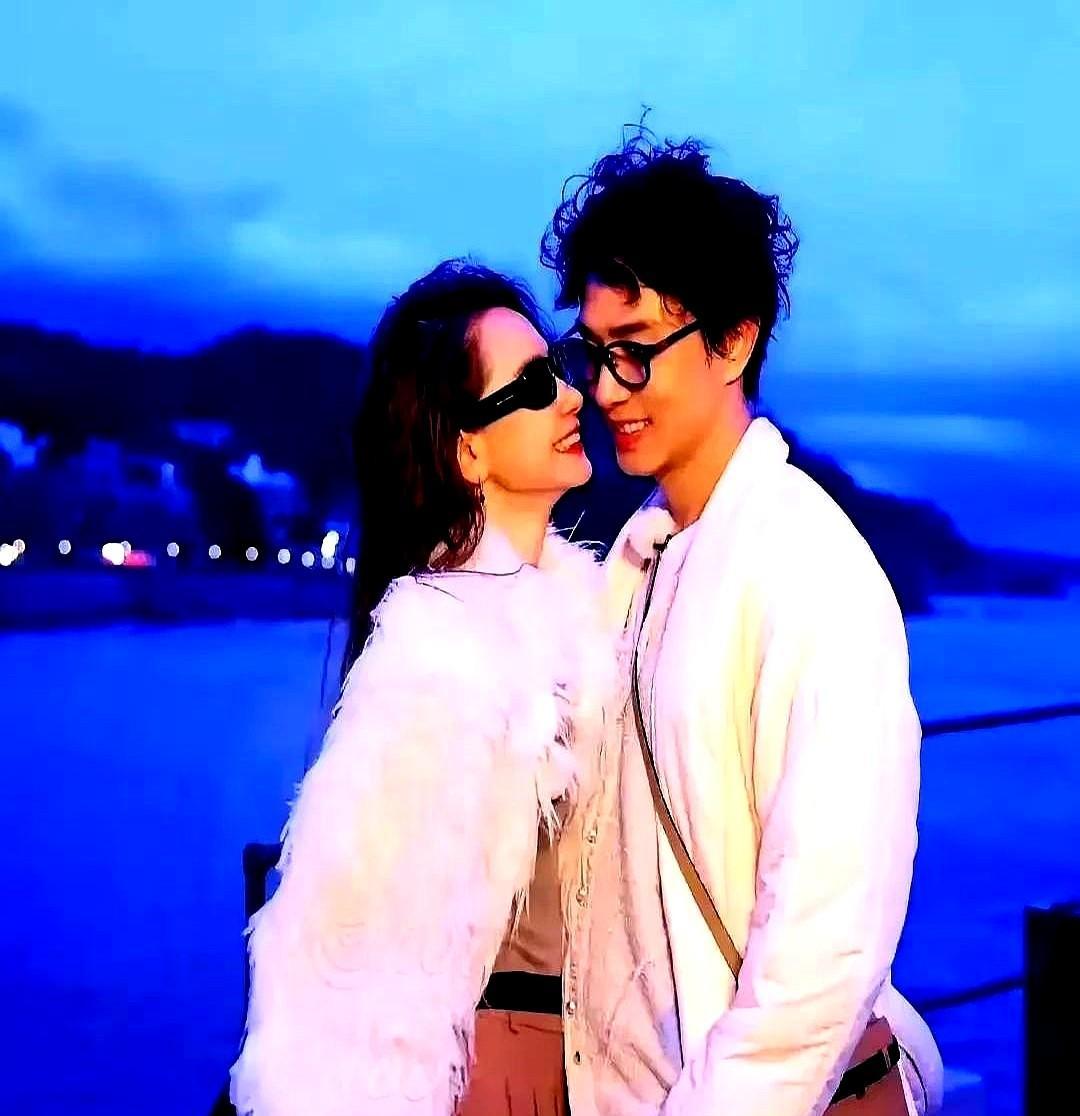 她怕自己不够好，他放下身段带娃。
不是谁养谁，是两人一起扛。
洗碗时聊两句，哄娃