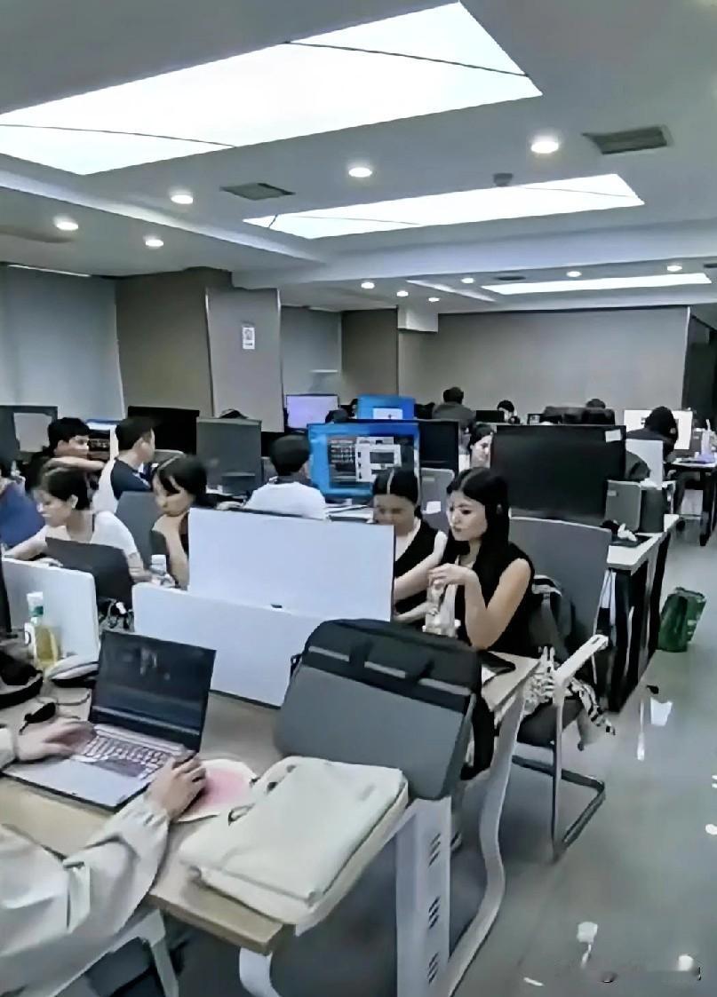 亲戚家的一个表哥，学历985，大厂背景光环，也没有逃过40岁年龄魔咒被裁员，最后