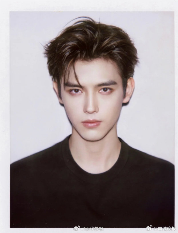 【#陈飞宇26岁生日晒撕拉片#】#陈飞宇终于闯进撕拉片赛道#4月9日，迎来26岁