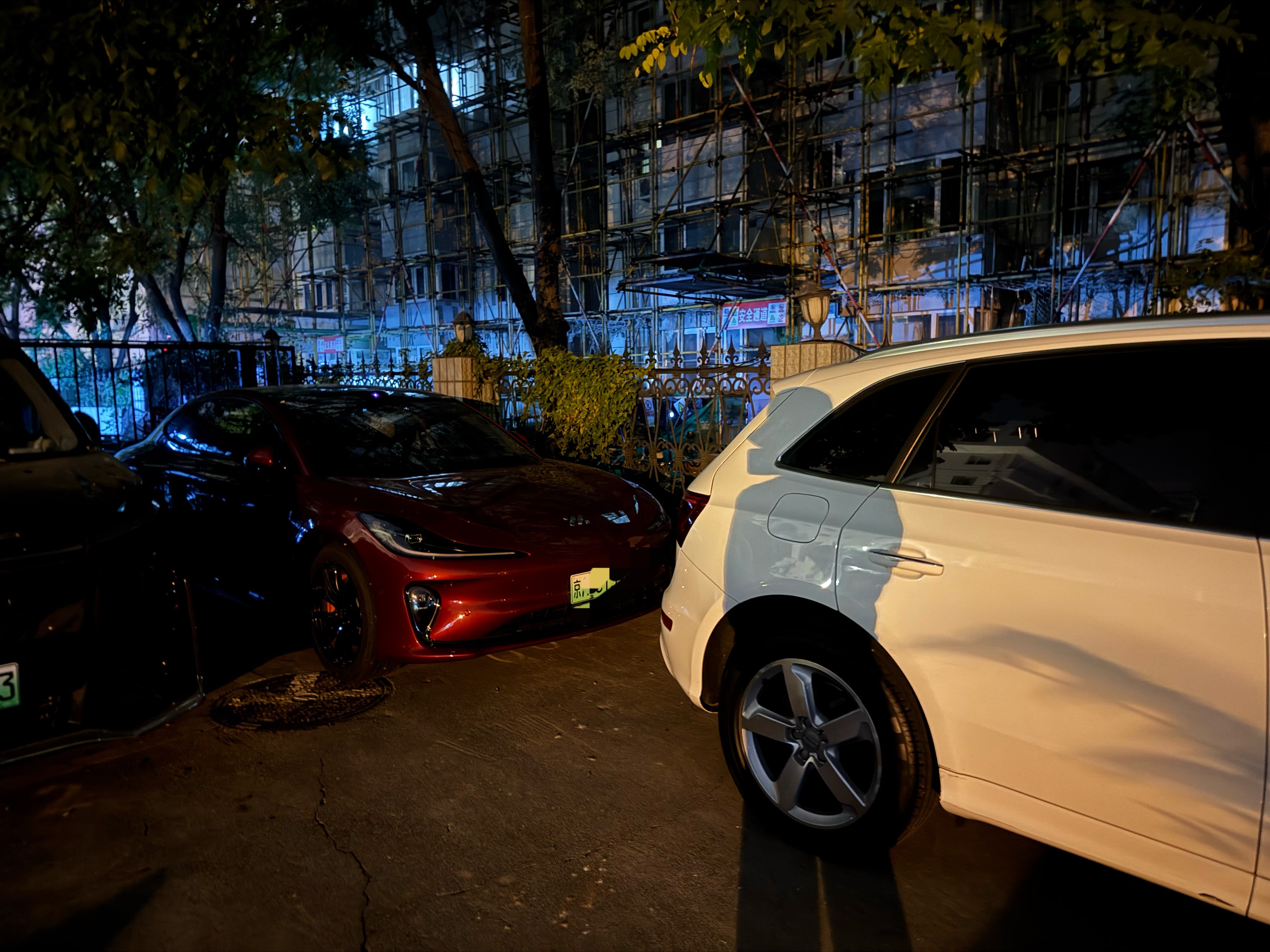 绝了，花了四五十块钱的停车费，车还被堵里头了，最后前车骂骂咧咧来挪车，然而我停的