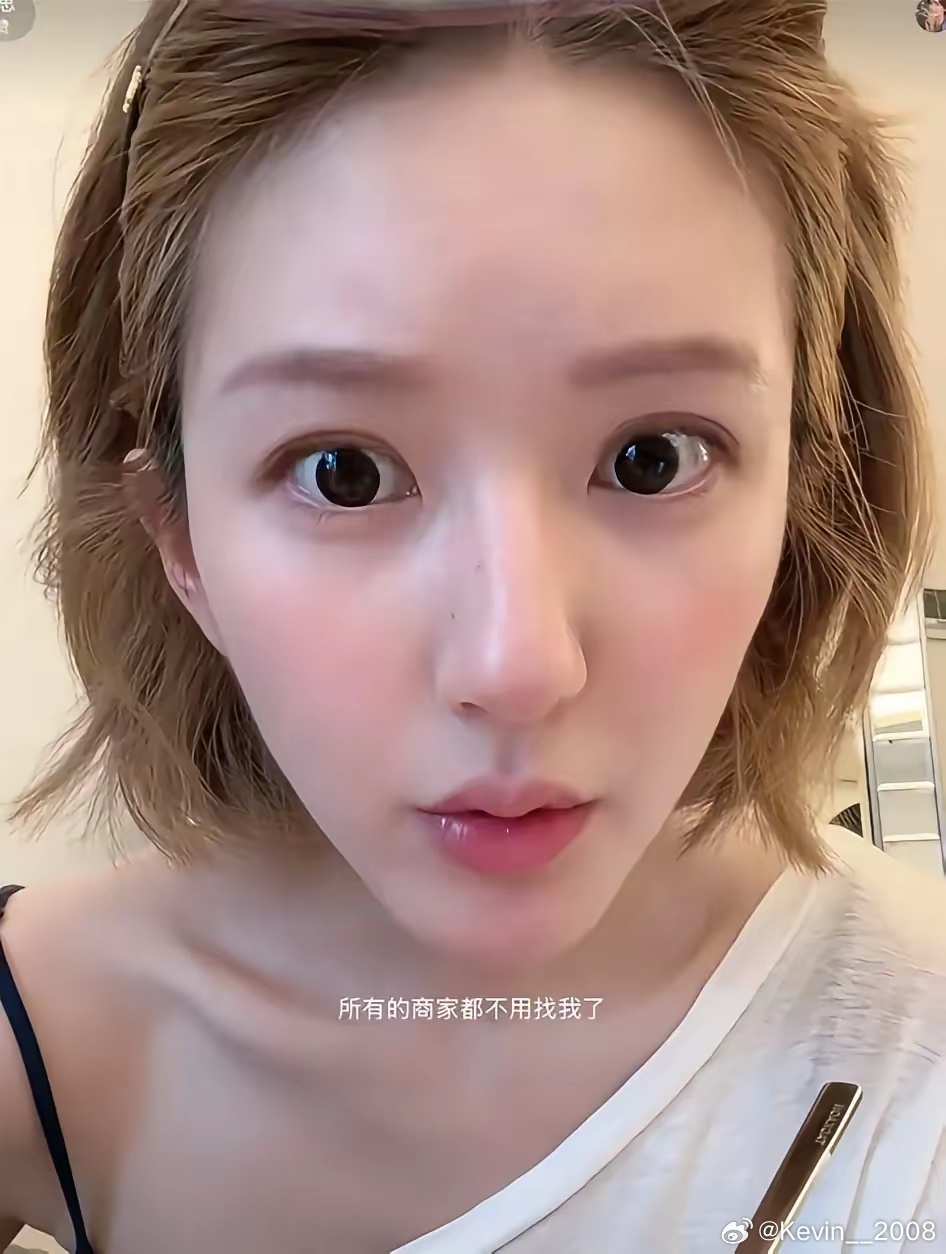 赵露思在直播间说，让所有的商家不用再找她，她从今往后不会帮公司赚一分钱了，公司既