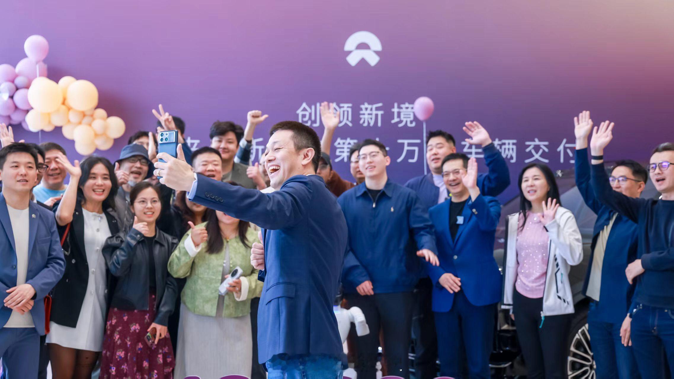 40万以上的纯电大型SUV，215天干到十万台交付，放在以前是不敢想象的数字。没