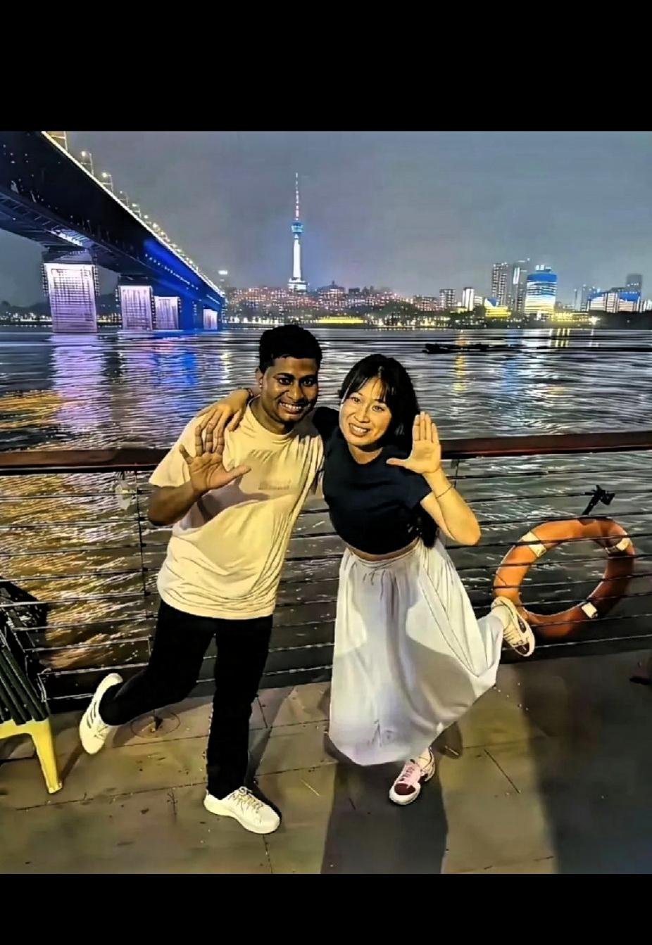 找个印度男友就没么高兴吗？
看女孩找个印度男友高兴的在河边拍照高兴的劲头，好像自