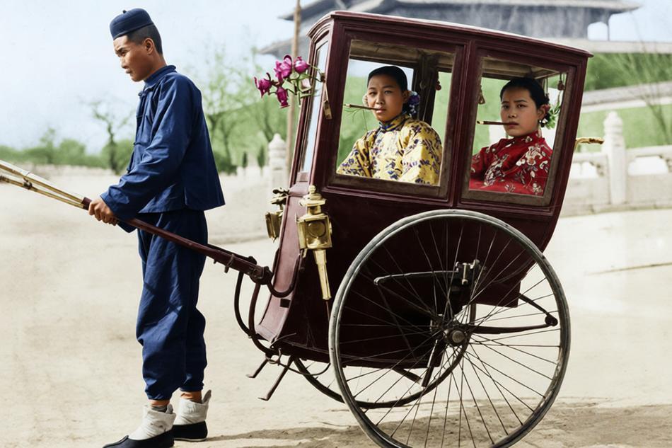 民国时期，北京或上海街头。照片中，一名人力车夫正在拉一辆私人人力车，车厢为封闭式