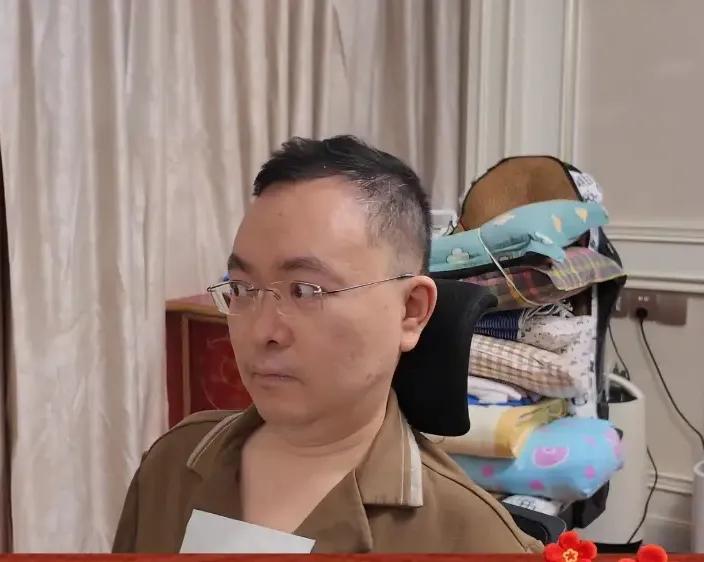 蔡磊1个亿对渐冻症研发是杯水车薪！
1个亿在科研面前就是个毛毛雨！
这点钱扔进渐