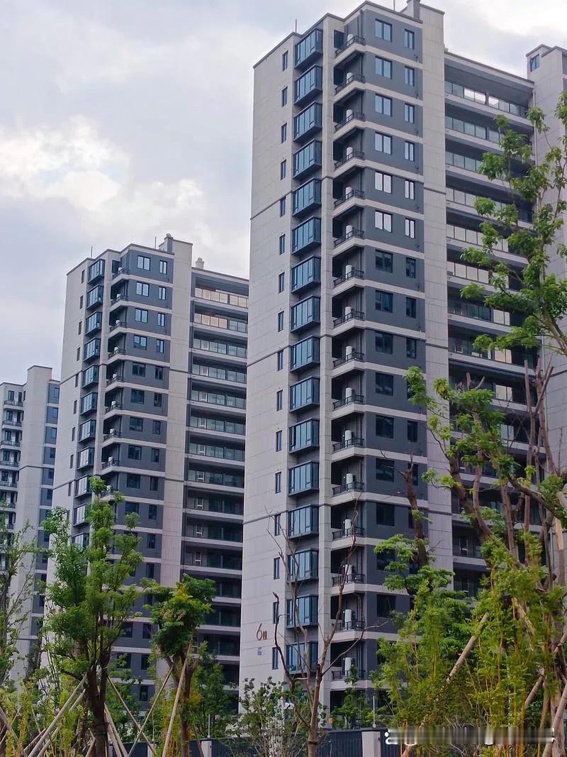 80%的人觉得房价不会再涨了！但我告诉你一个扎心的事实
 
现在聊起房价，十个人