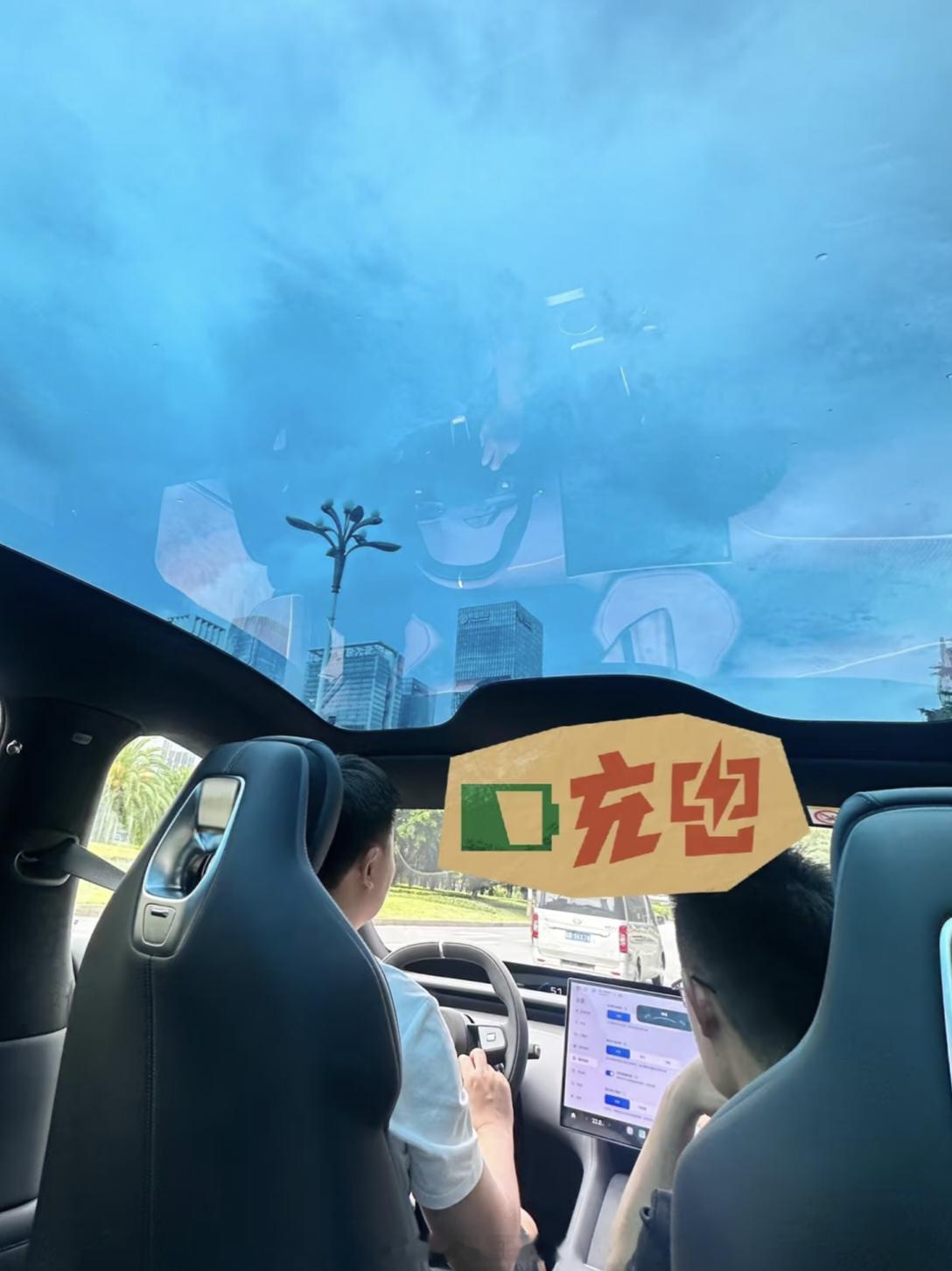 特斯拉出新专利解决天幕防晒最近特斯拉公布了一个新的专利，通过抽吸式空调吸走天幕的
