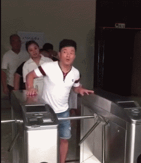 大哥为自己的机智点了个赞，然后撤回了 