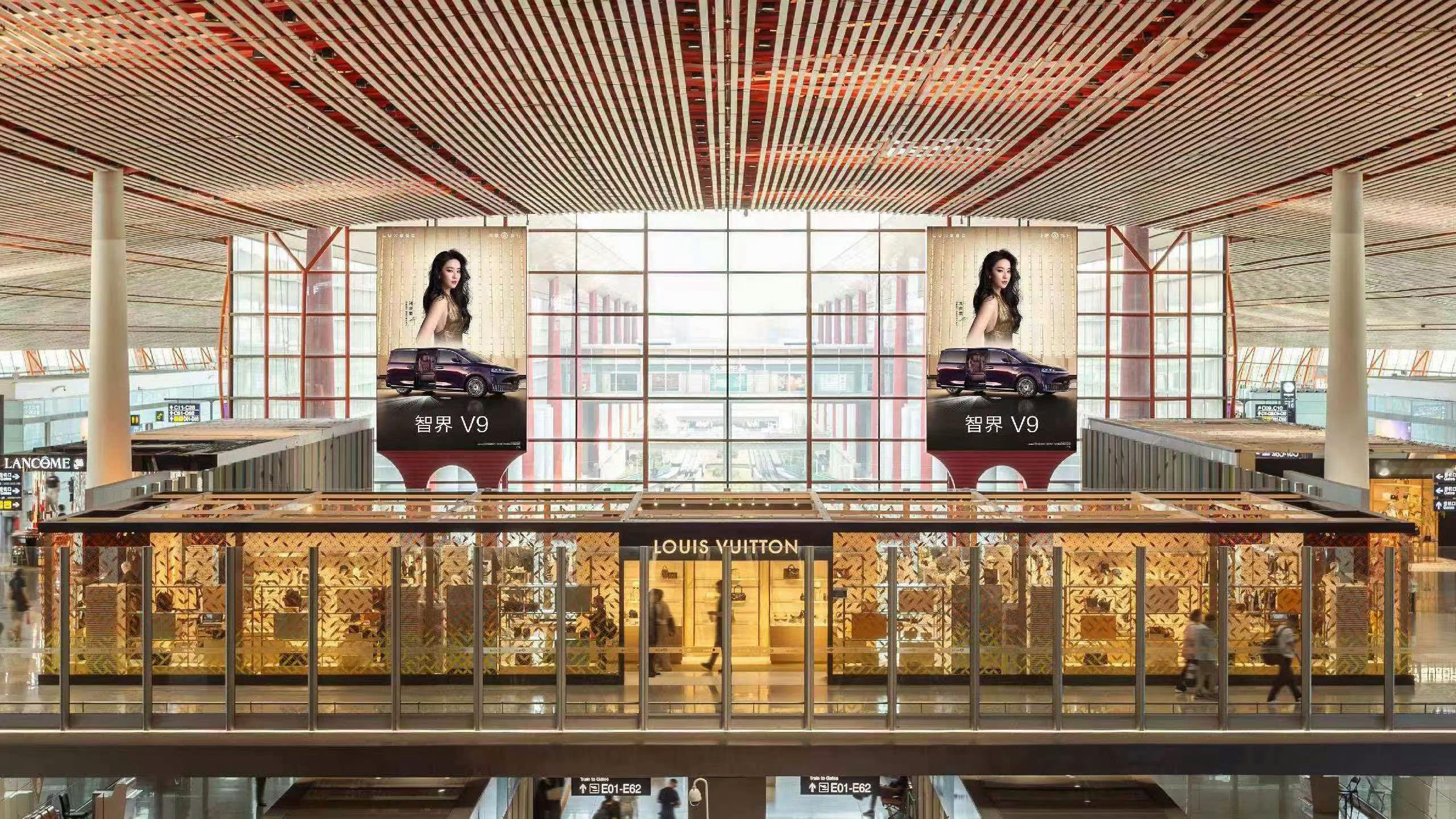 这张也太好笑的，不知道还以为刘亦菲LV广告 