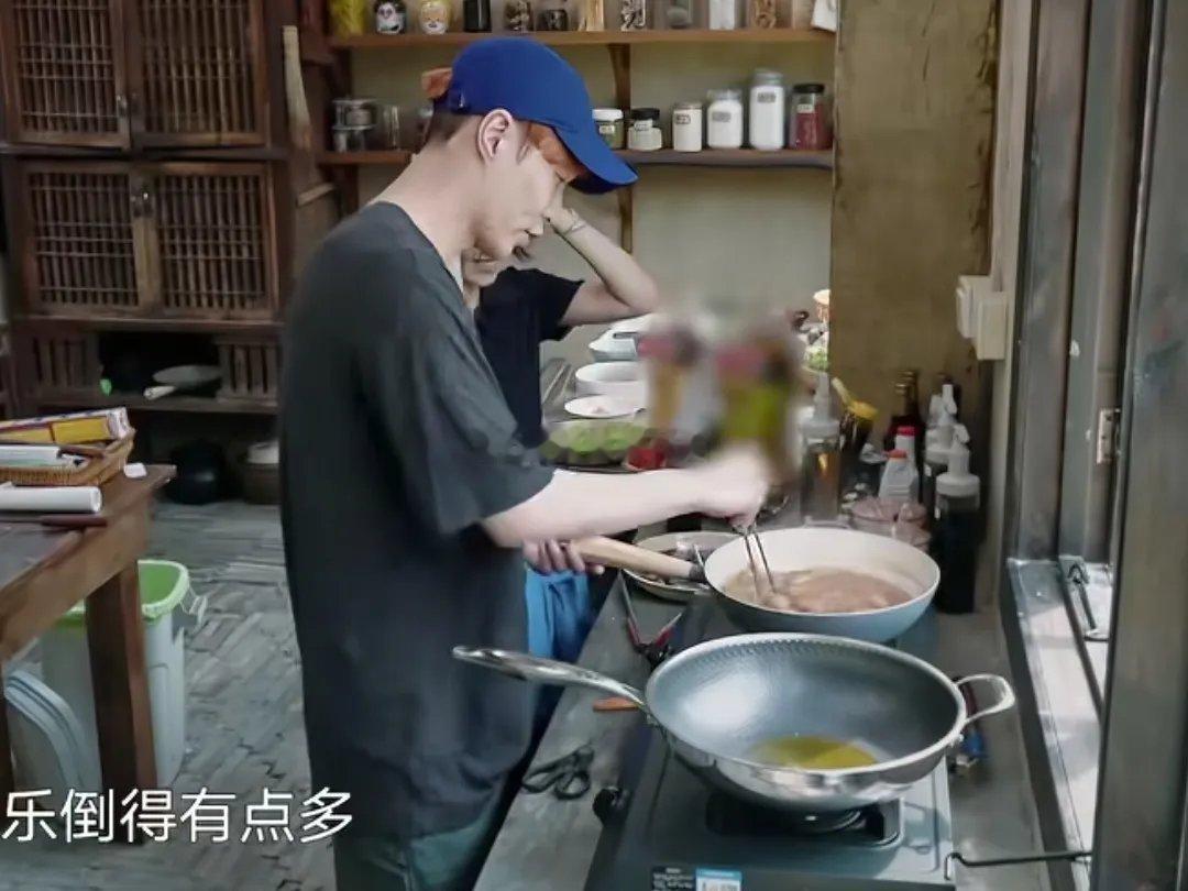 张艺兴做可乐鸡翅时没收汁，还倒了不少可乐，他自己都有点担心：“我可乐倒得有点多，
