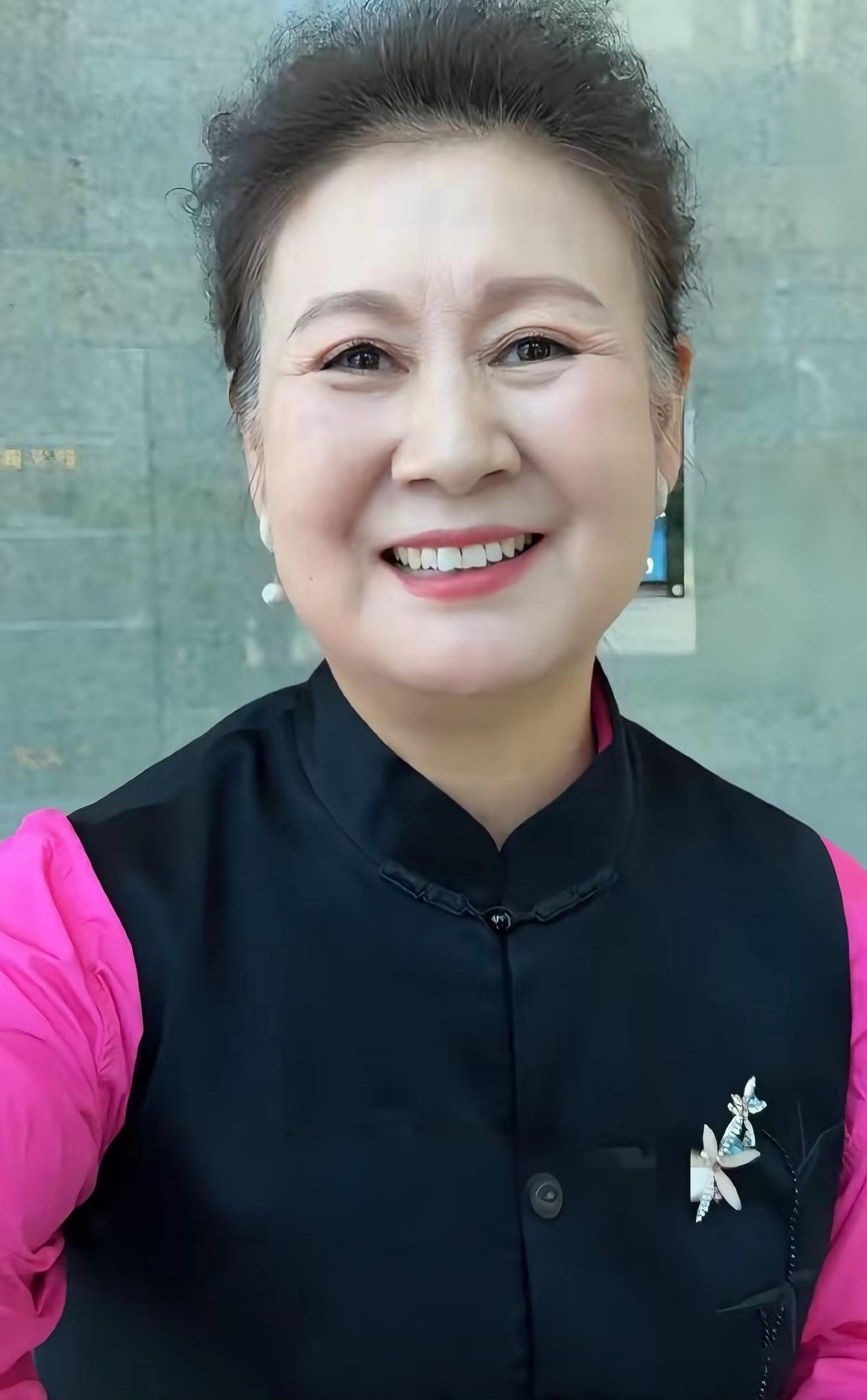 谁还记得春晚舞台上灵动风趣的小品大咖黄晓娟？如今64岁的她，状态依旧惊艳众人。