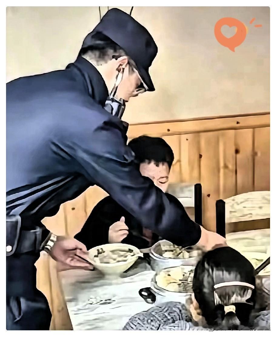 浙江杭州富阳，9岁的男孩因为饿到撑不住，拨打了110，民警陈伟钧赶到后发现，兄妹