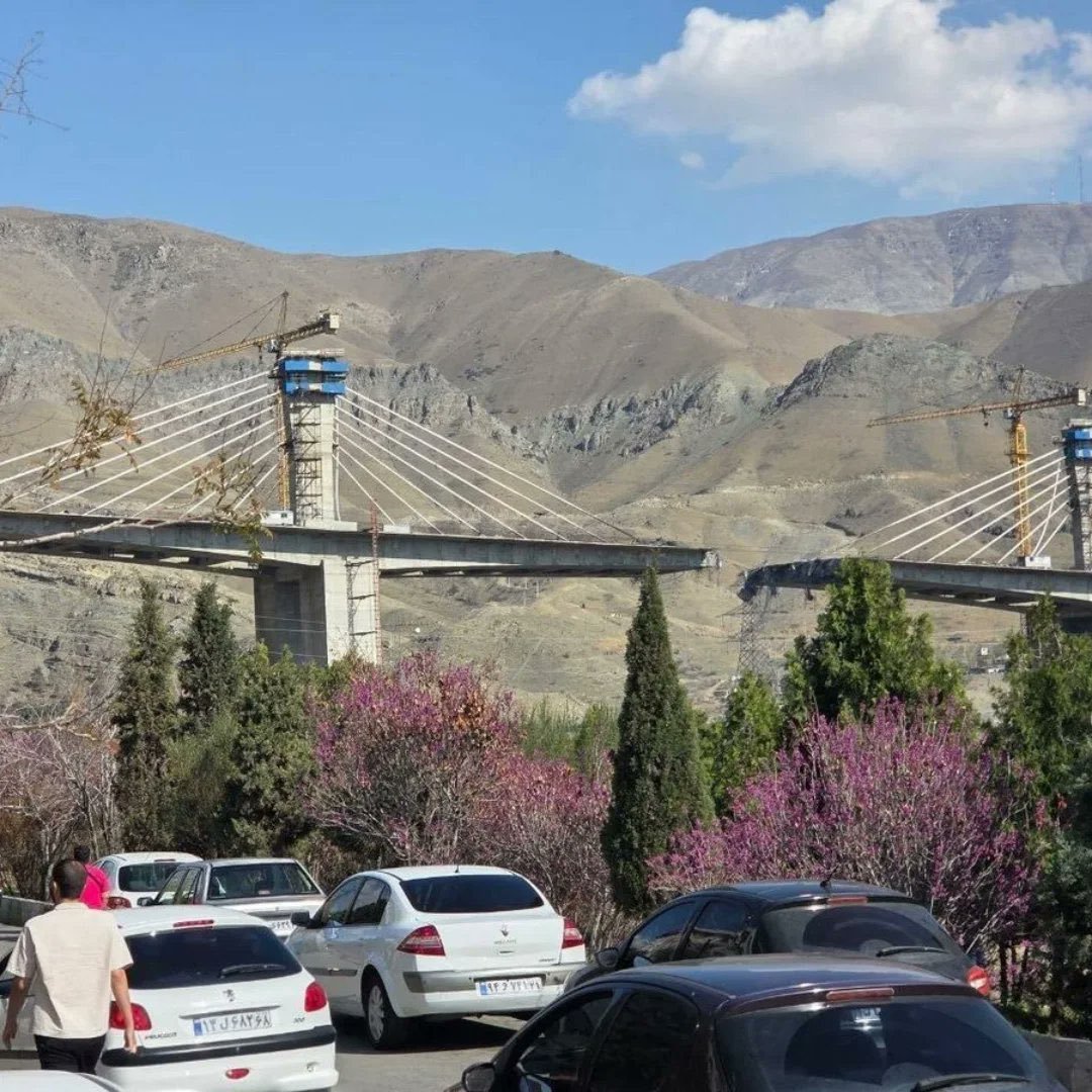 伊朗标志性大桥遭袭 4月2日，美国空军对伊朗北部卡拉季市的B1大桥发动多起致命袭