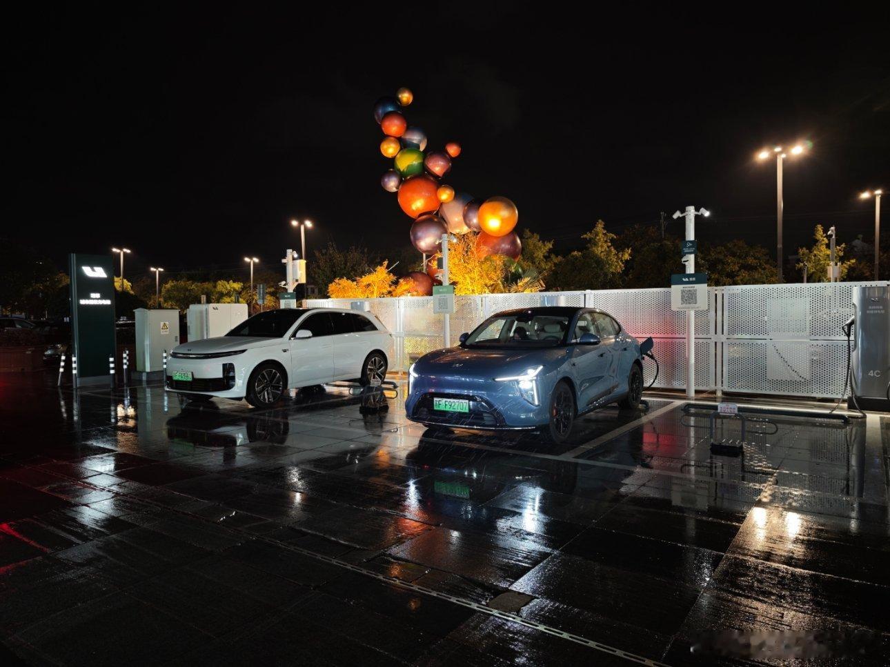 来给智己LS6充电，使用理想4C充电桩，功率管够启动充电后快速攀升功率到145k