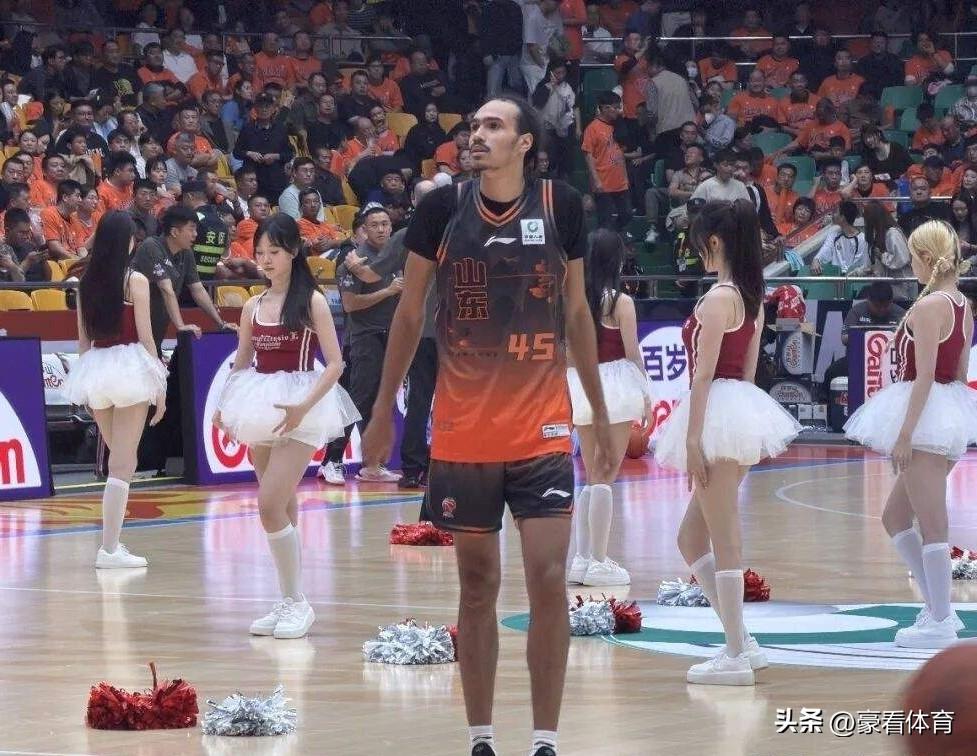 发现了吗？CBA首轮结束后！四名顶级外援，此前被严重高估。
1、班顿（山东高速）