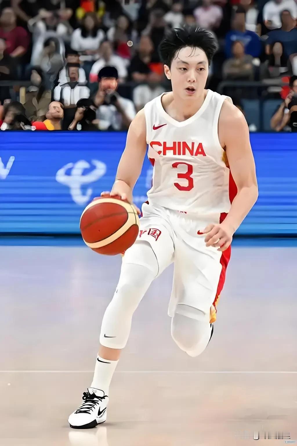 中国男篮上半场42-40领先新西兰，但半场数据有点反常！
1.反常一，中国男篮得