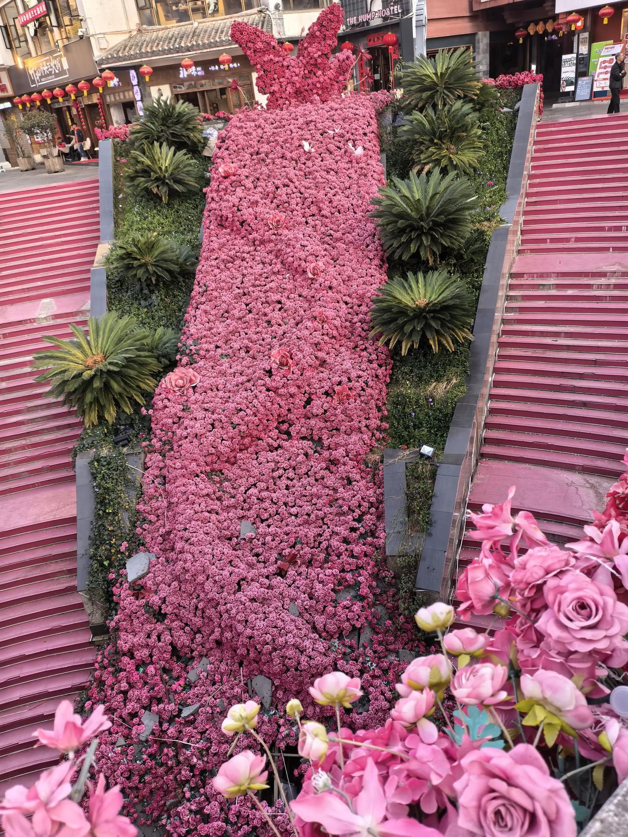 好可惜啊！在这花垣被烧之前还好拍了照片。在前几天的大火确地这里烧了。
后面一张图