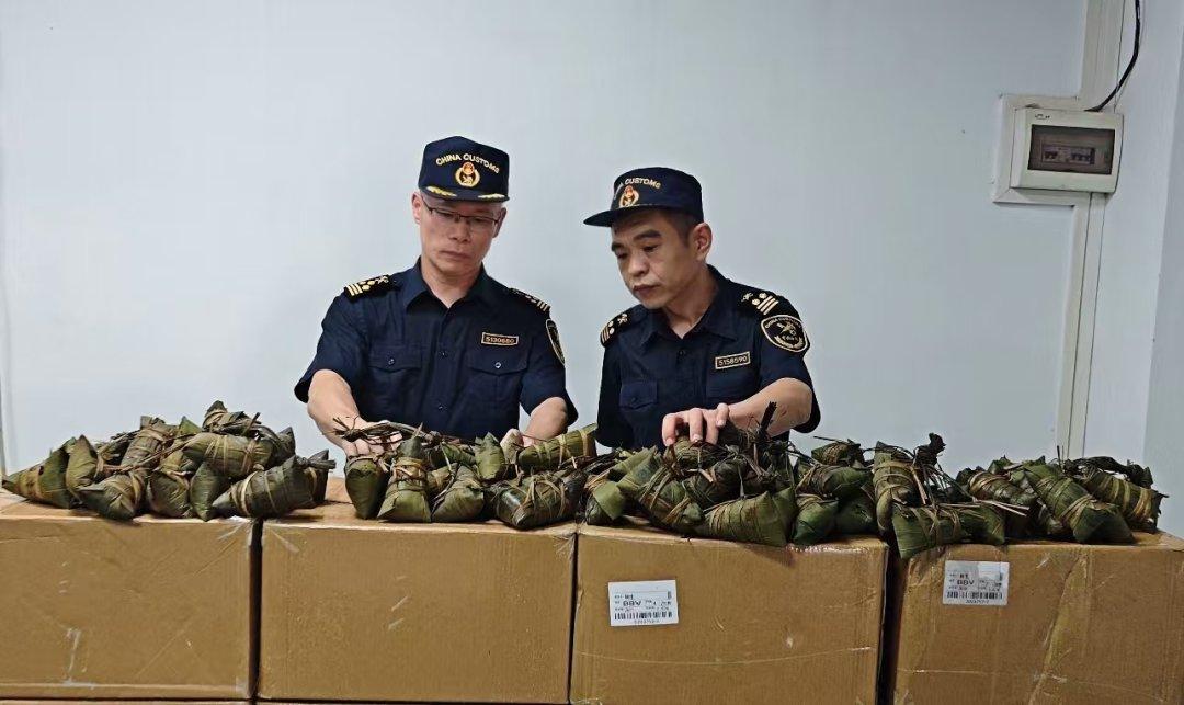 粽子都有人走私？4800个，1.6吨，这是要把端午过成跨国生意。

广州海关在跨