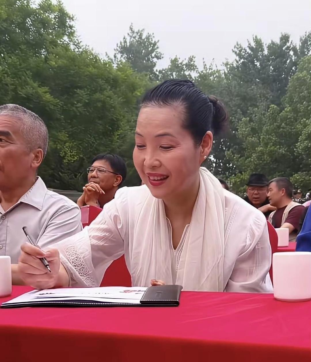 60岁的梦鸽，放下身段在县城走穴挣钱。都这么大岁数了，还要为生活奔波。 