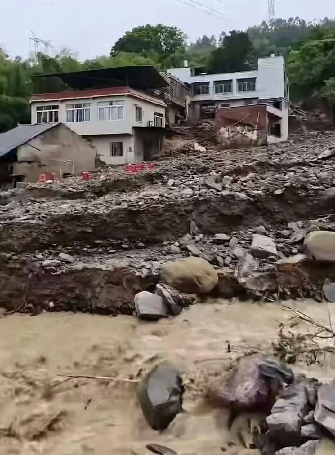 重庆永川，一名男子在山洪中，先后救出自己的父母和岳母，救出岳母后被山洪卷走，当时