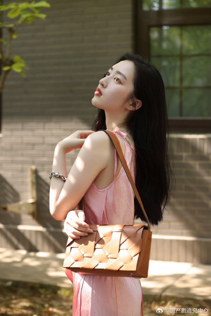 邓恩熙明媚具象化了邓恩熙好明媚一女孩谁懂啊邓恩熙好明媚一女孩🌼生图都水灵灵的，