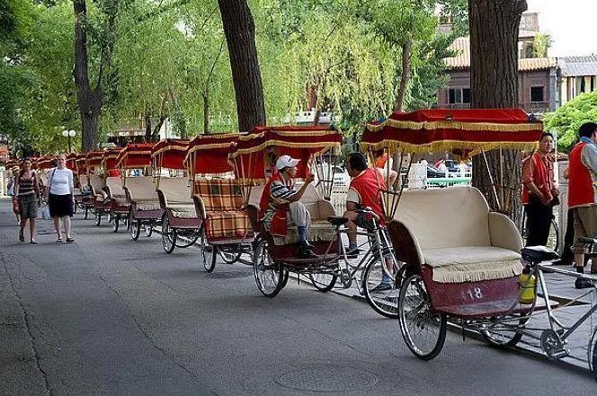 给一些眼光短浅的极端利己主义者画像。
打比方说：夏天，有两辆半棚三轮车，原计划都