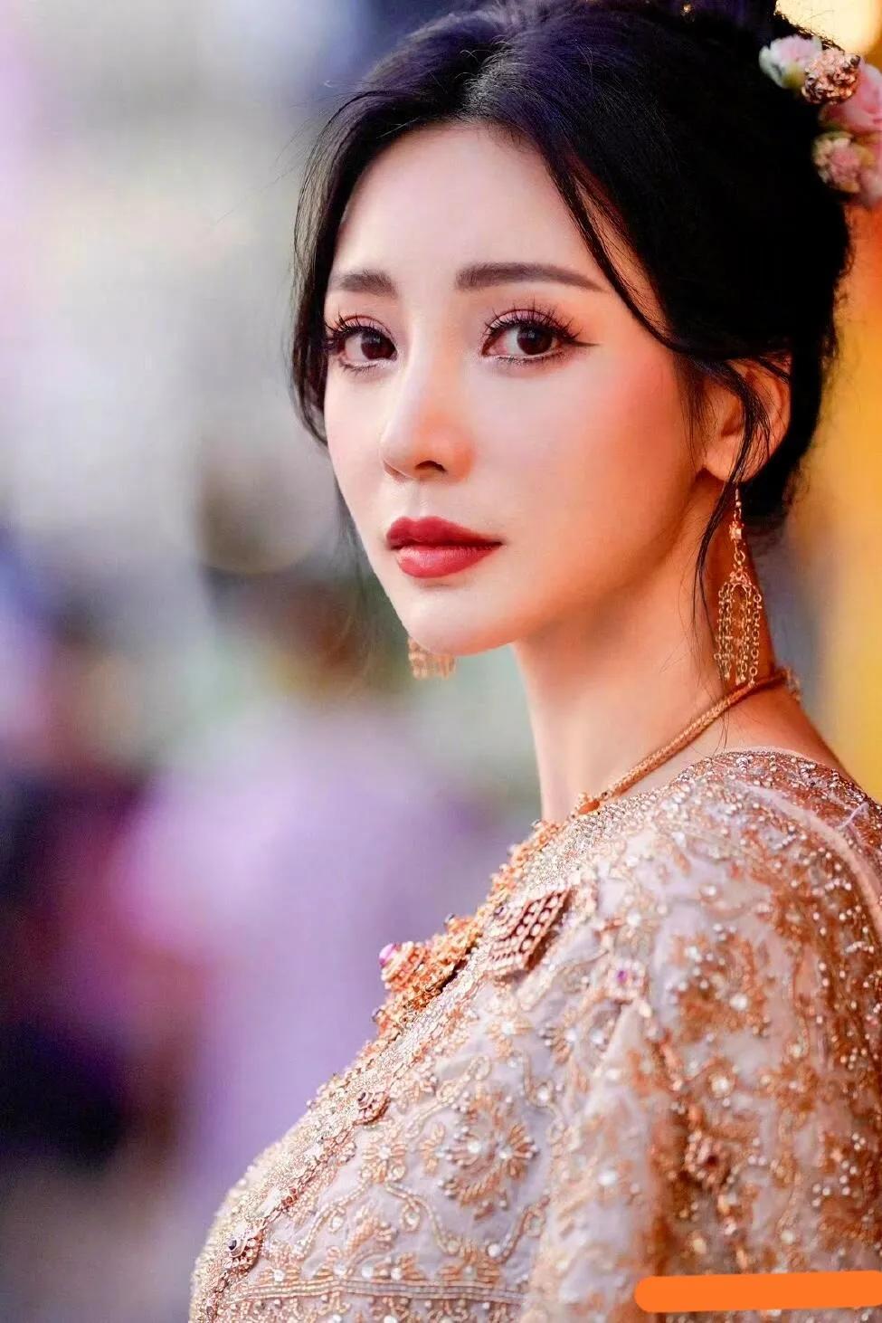 柳岩, 你今天真好看，美得就像这身闪耀的装扮一样动人。