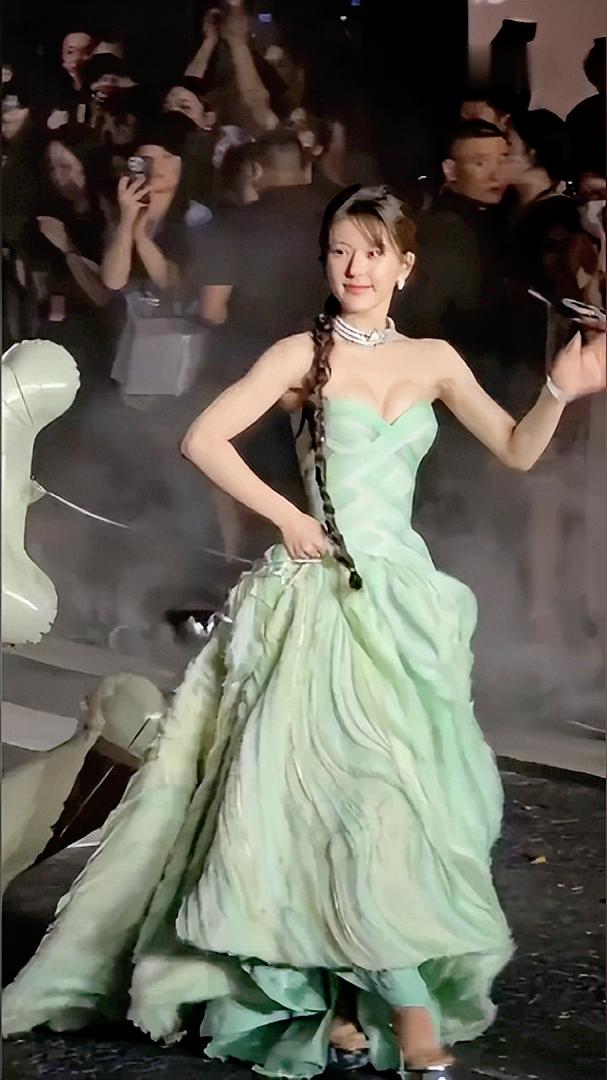 梦

做个甜梦反而累得慌，这是食神泄气太过。
很多人以为梦见吃大餐是好事，
吃太
