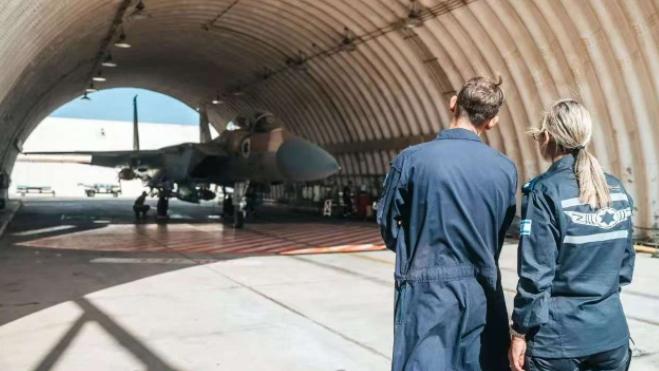 以色列媒体暴露了三个秘密，以色列空军飞行员每天，都要三次出动轰炸伊朗，一天战斗飞