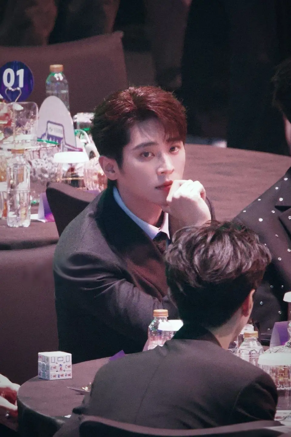 在你的眼神中我看到了情思万缕。