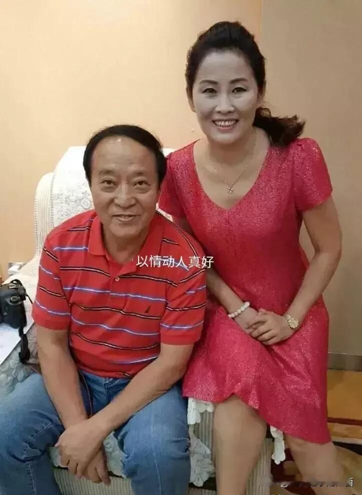 原来他们曾经是一对明星夫妻。丈夫牛群是一级演员牛群，连续十一次登上央视春晚，跟冯